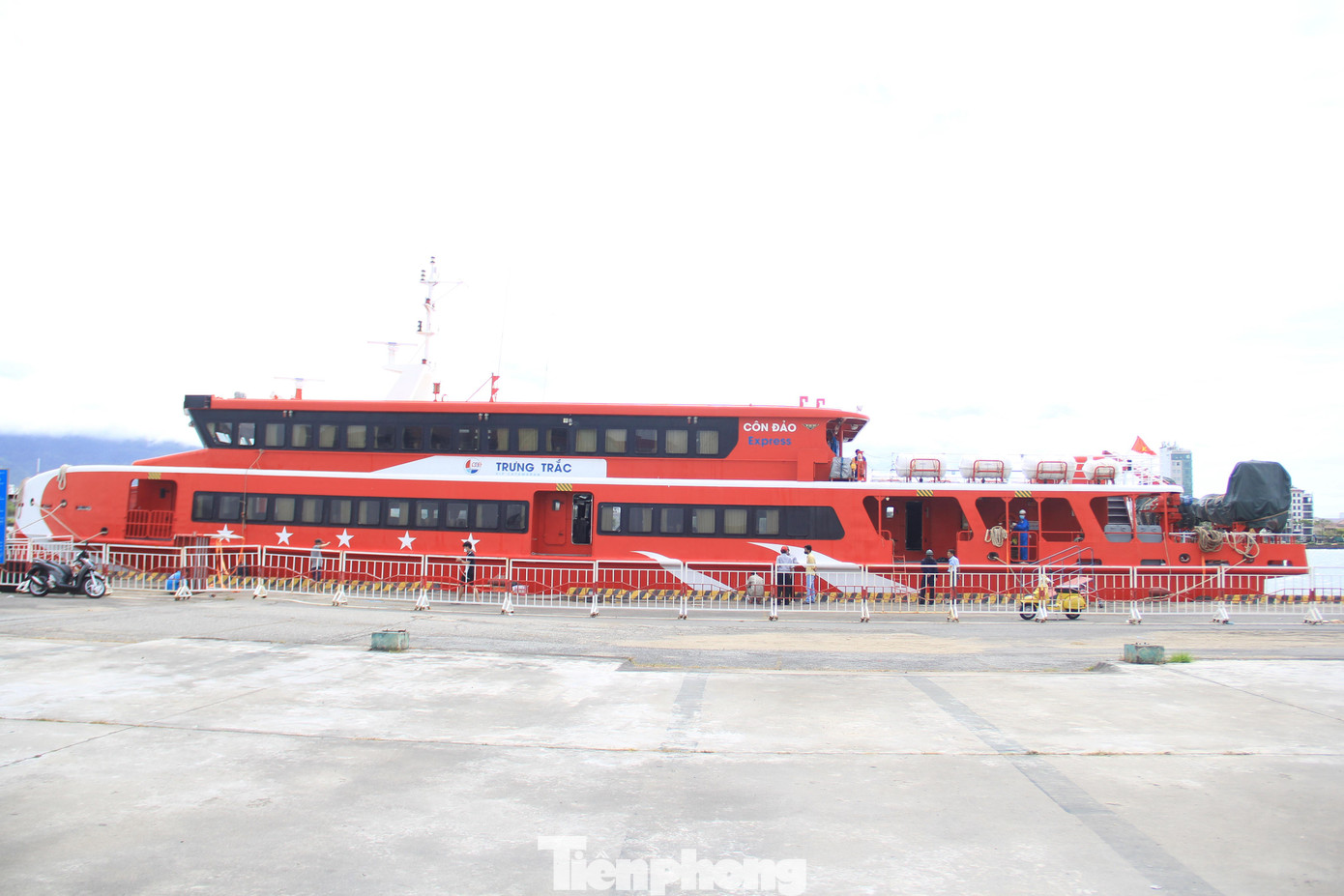 Dự kiến ngày 9/4 tới tàu sẽ hoạt động, phục vụ du khách. Cảng vụ Hàng hải Đà Nẵng yêu cầu Phú Quốc Express niêm yết công khai giá vé, giá dịch vụ phục vụ hành khách, các thông tin về thời gian xuất bến, số chuyến lượt, chính sách giảm giá vé theo quy định của pháp luật. Dự kiến ngày 9/4 tới tàu sẽ hoạt động, phục vụ du khách. Cảng vụ Hàng hải Đà Nẵng yêu cầu Phú Quốc Express niêm yết công khai giá vé, giá dịch vụ phục vụ hành khách, các thông tin về thời gian xuất bến, số chuyến lượt, chính sách giảm giá vé theo quy định của pháp luật.