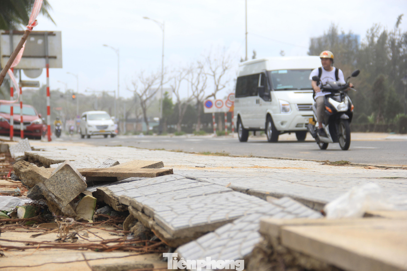 Vỉa hè bị xói lở, gạch đá bung lên.