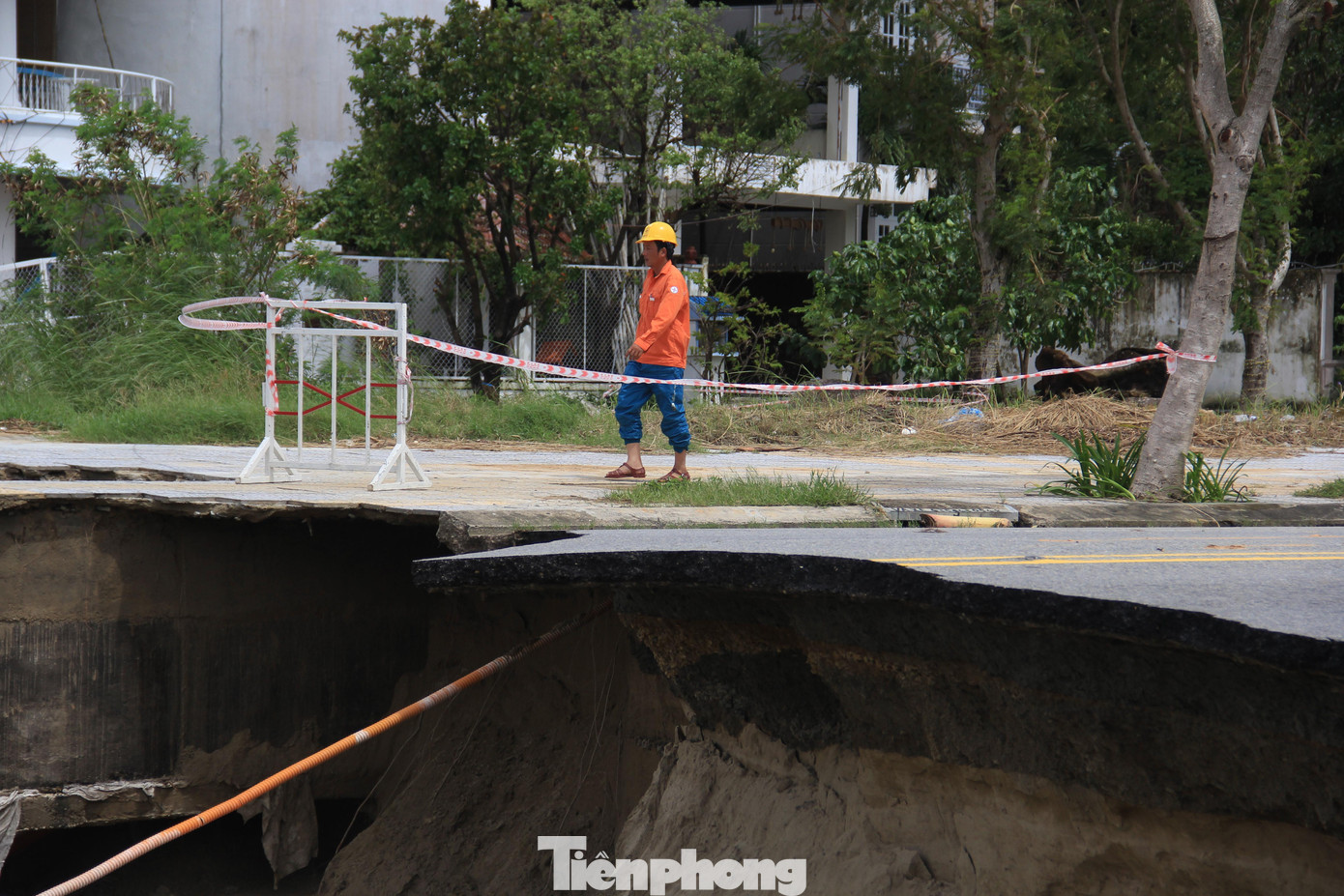 Hiện trên bán đảo có nhiều điểm sạt lở, đất đá vùi lấp như đoạn từ Hồ Xanh ra khu nghỉ dưỡng, khu vực suối đá…