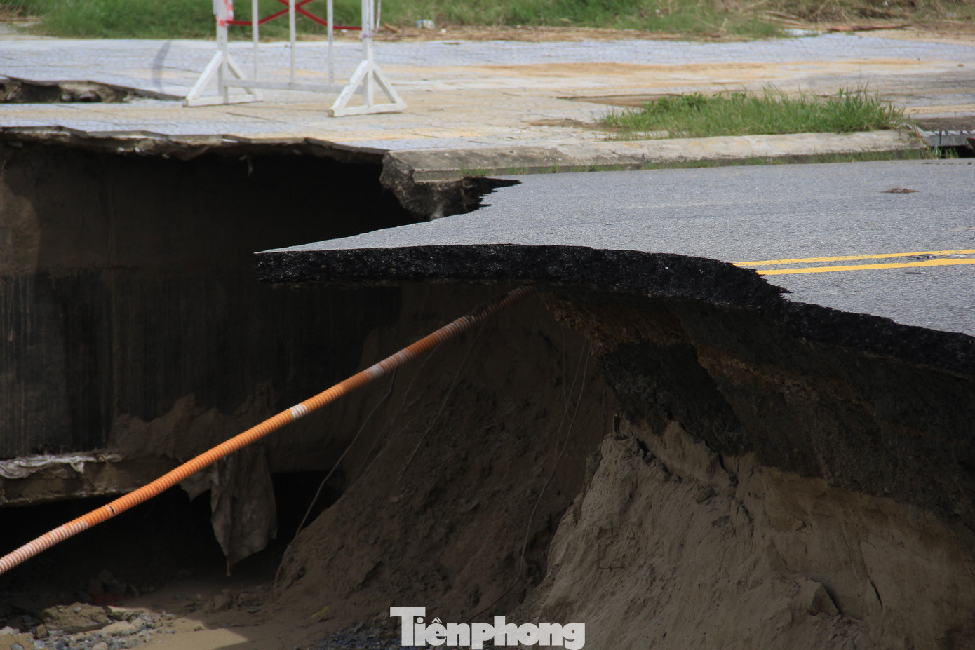 Đất đá sụp xuống tạo hàm ếch nguy hiểm. BQL Bán đảo Sơn Trà và các bãi biển du lịch Đà Nẵng khuyến cáo người dân trong những ngày tới đây không lên tham quan bán đảo. Hiện tại trên bán đảo Sơn Trà còn nhiều du khách lưu trú trong một khu nghỉ dưỡng mắc kẹt không thể xuống núi do đường sá bị chia cắt.