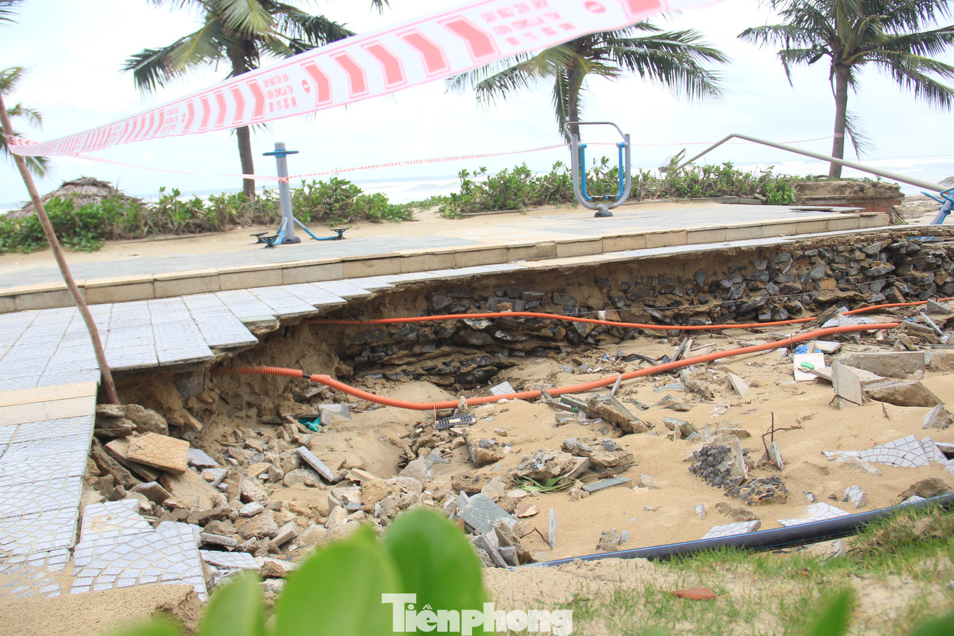 Đoạn vỉa hè ven biển quận Ngũ Hành Sơn bị nước khoét sâu trơ đất đá, dây cáp...