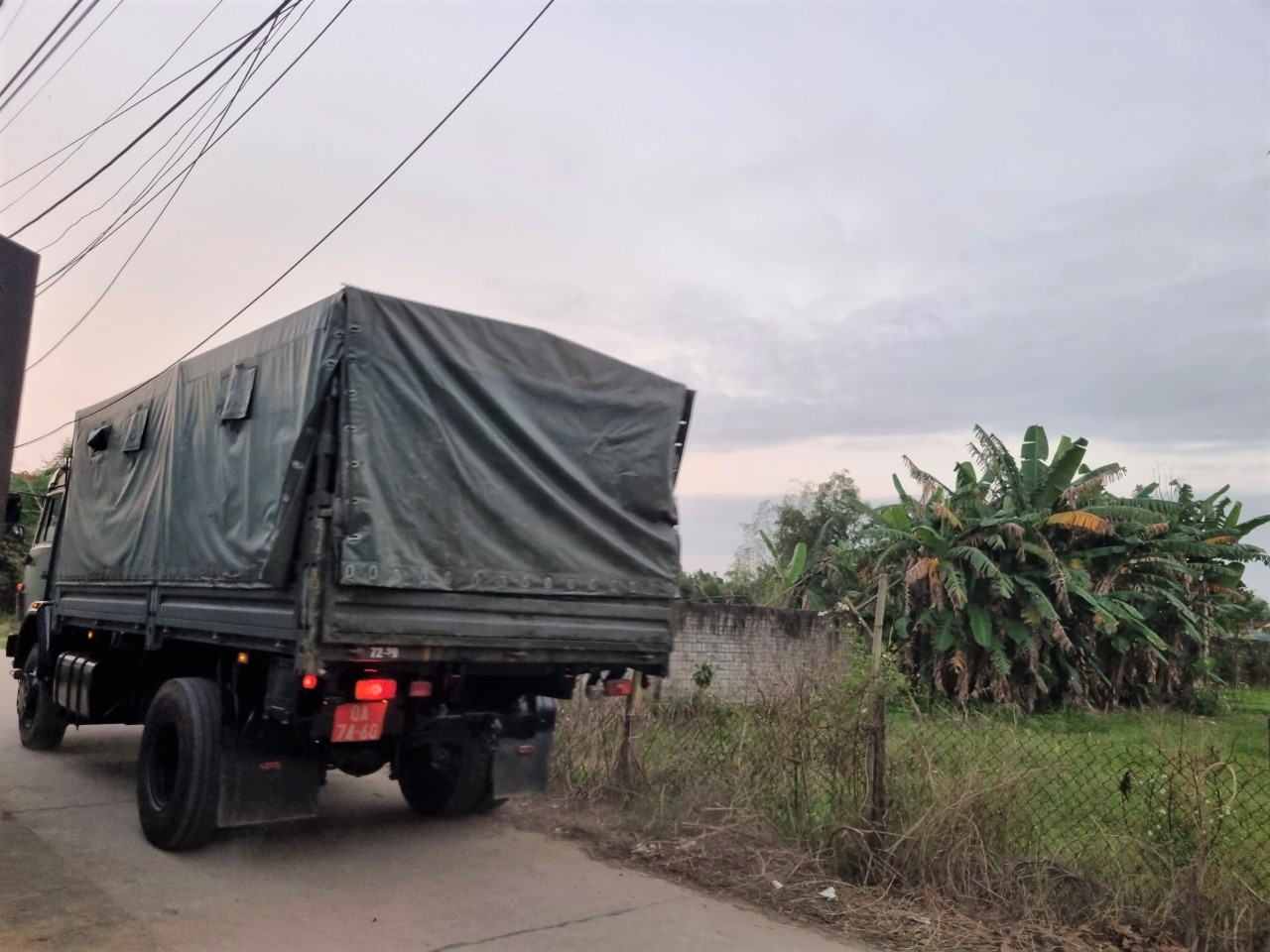 Quân đội liên tục đưa lực lượng vào và chở các thiết bị, mảnh vỡ từ máy bay ra khỏi hiện trường. (Ảnh: Thanh Trần).