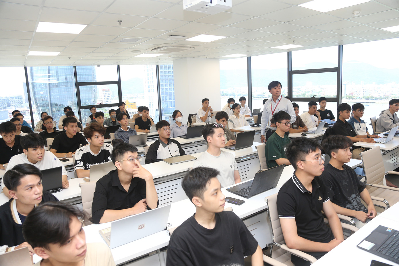 Khóa học Blue Rock gồm 2 giai đoạn: đào tạo và thực tập.