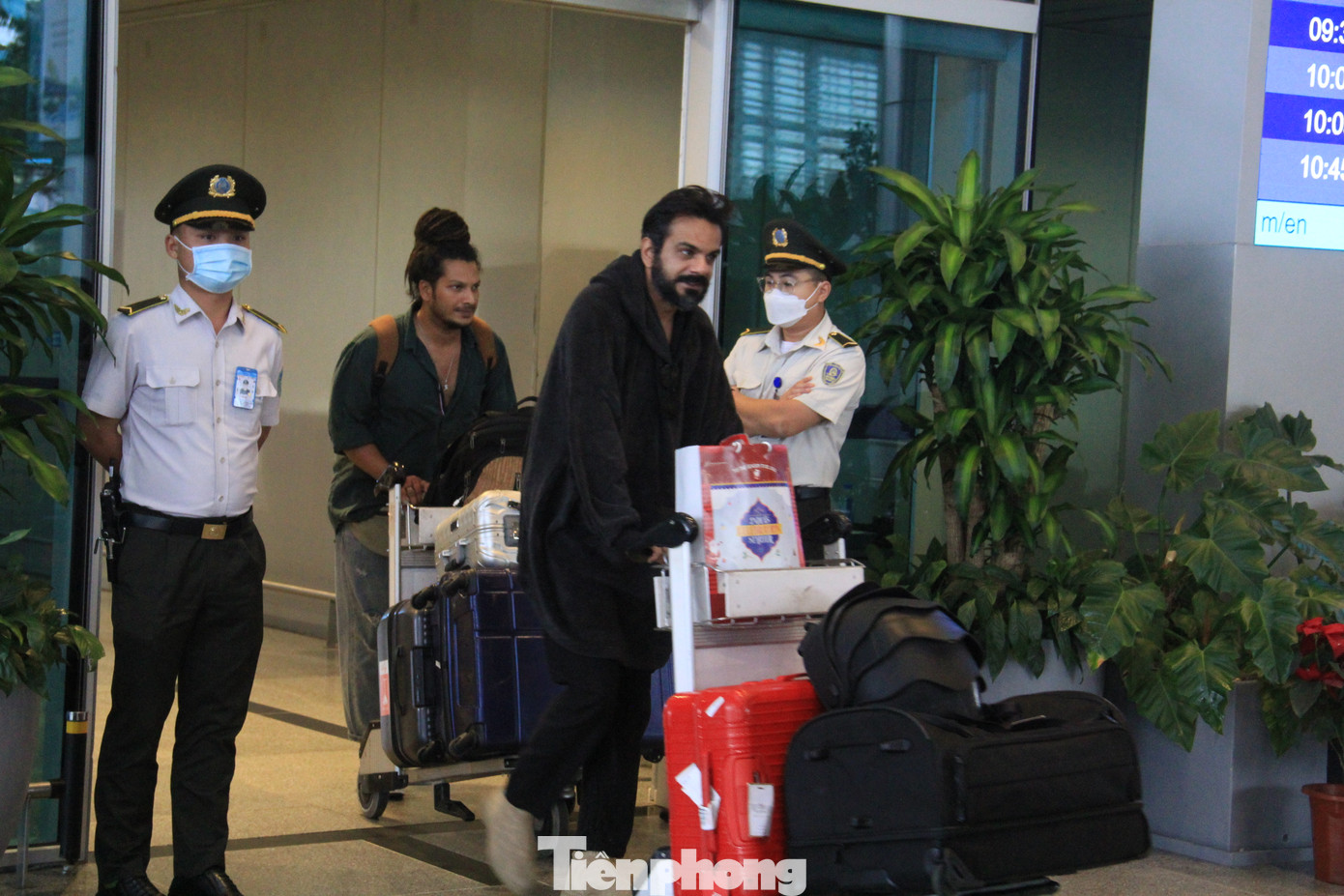 Đi cùng gia đình tỷ phú là các nhiếp ảnh gia, blogger... để quảng bá cho sự kiện. Đám cưới được tổ chức tại một khu nghỉ dưỡng ven biển Đà Nẵng.