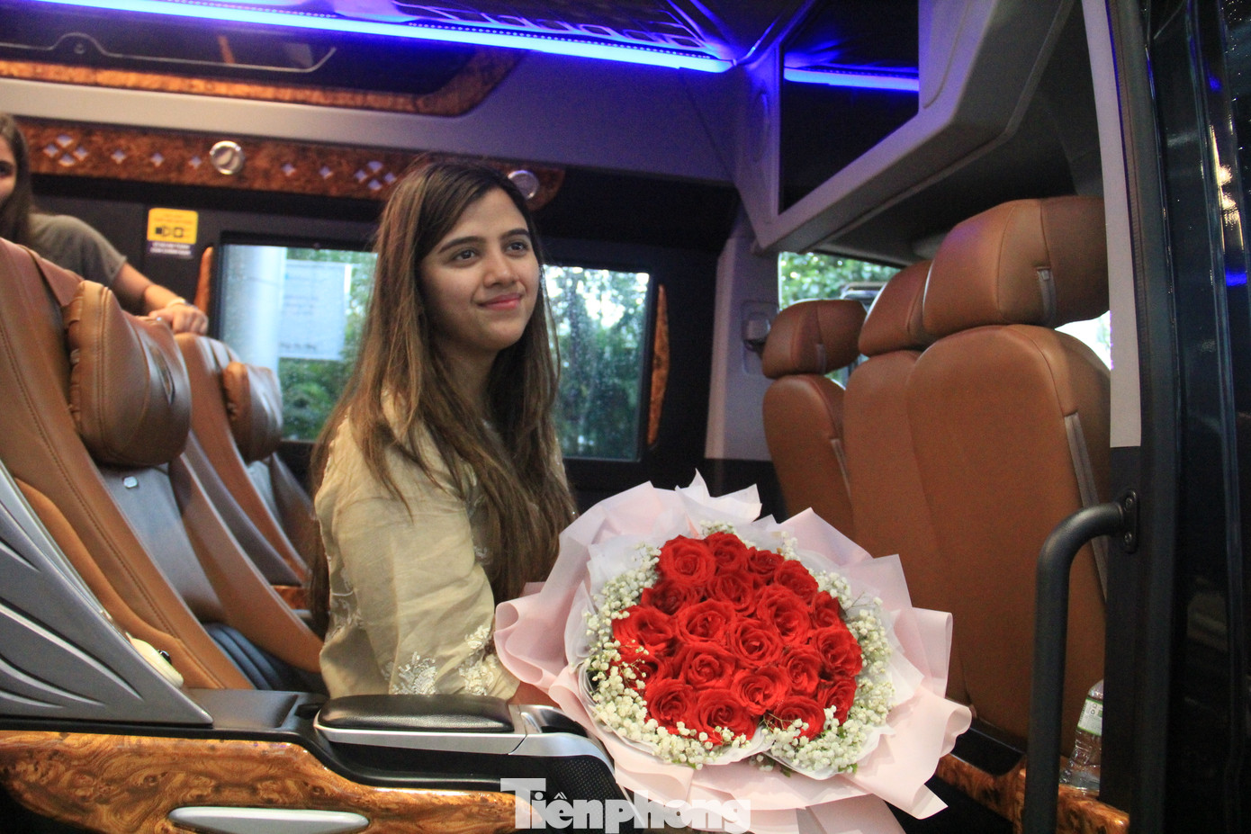 Cô dâu Tuisha chia sẻ rằng cô bị Đà Nẵng thu hút vì vẻ đẹp tuyệt vời nơi đây, vừa có sông, vừa có biển, khí hậu lại dễ chịu.