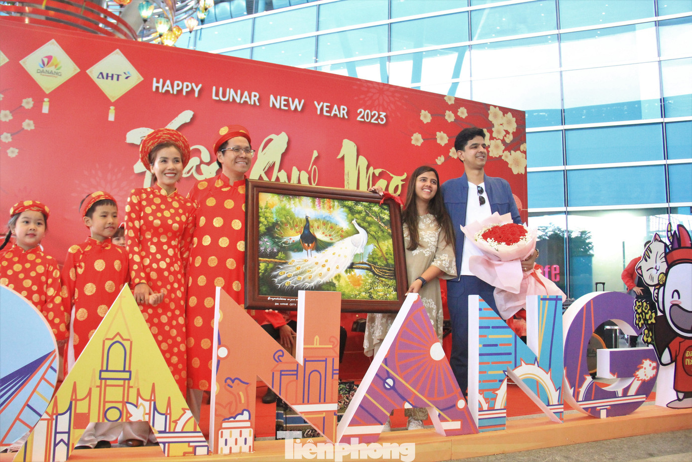 Cô dâu Tuisha và chú rể Gaurav được đón chào nồng nhiệt tại sân bay. Để tượng trưng cho lời chúc gia đạo hòa hợp, cháu con sum vầy như mơ ước ngàn đời của dân tộc Việt, chương trình chào đón còn sự góp mặt của gia đình Việt Nam với ba mẹ và hai con trong trang phục áo dài đỏ truyền thống.