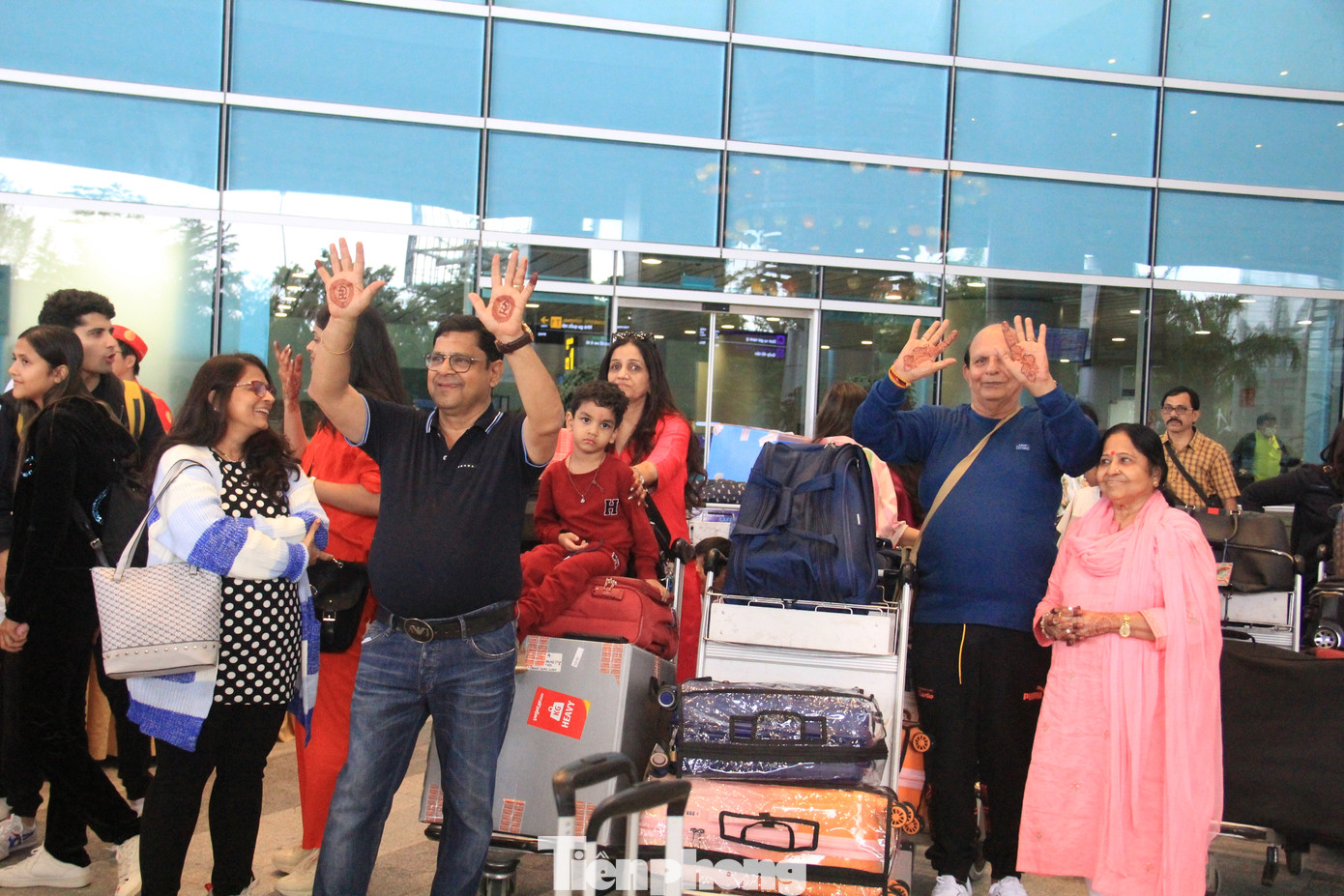 Hơn 100 người đầu tiên trong đoàn tham dự đám cưới đã tới Đà Nẵng vào sáng mồng 3 Tết. Trong hai ngày tiếp theo sẽ có thêm hàng trăm người nữa.