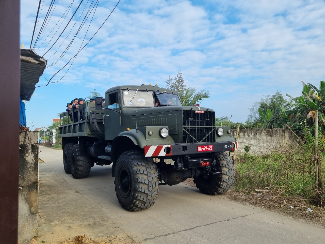 Quân đội liên tục đưa lực lượng vào và chở các thiết bị, mảnh vỡ từ máy bay ra khỏi hiện trường. (Ảnh: Thanh Trần).