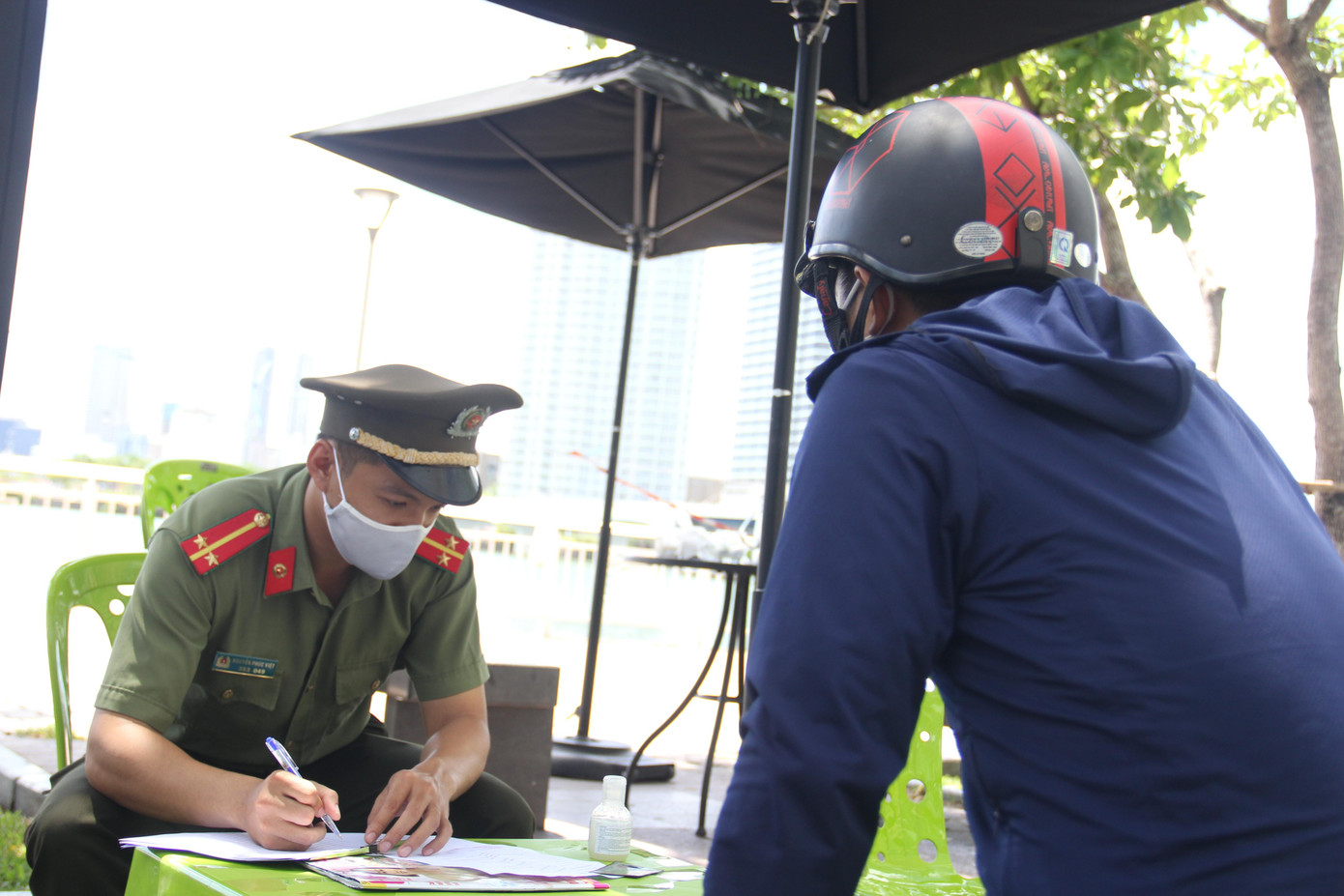 Đại uý Lê Phan Hoàng Vũ (Đội CSGT, Công an quận Hải Châu) trực chốt tại đường Bạch Đằng cho hay người dân đều có ý thức chấp hành chỉ ra đường khi có việc cần thiết. Hầu hết các trường hợp kiểm tra đều có lý do chính đáng, giấy xác nhận.