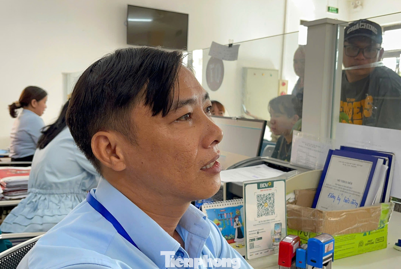 Từ mai, anh được phân công về xã Bà Nà, không còn ở trong trụ sở làm việc gắn bó thời gian qua nữa. “Nhiều cảm xúc lắm, trong lòng rất bồi hồi nhưng còn một phút ngồi đây thì còn làm việc hết lòng, hết trách nhiệm với công việc và công dân”, anh rưng rưng.