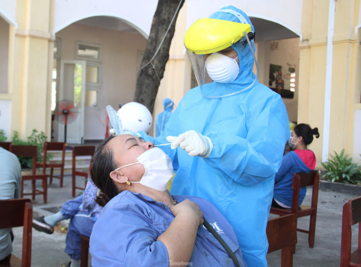 Nhân viên y tế lấy mẫu xét nghiệm tiểu thương chợ đầu mối. Ảnh: Thanh Trần. Nhân viên y tế lấy mẫu xét nghiệm tiểu thương chợ đầu mối. Ảnh: Thanh Trần.