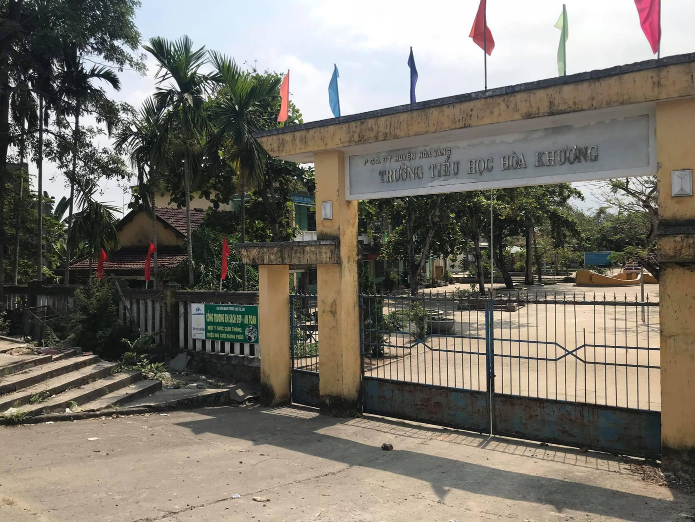 34 học sinh trường Tiểu học Hòa Khương nhập viện sau khi chơi đồ chơi lạ trước cổng trường. 34 học sinh trường Tiểu học Hòa Khương nhập viện sau khi chơi đồ chơi lạ trước cổng trường.