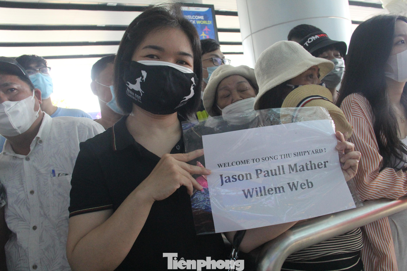 Chị Thanh Tâm (Nhà máy đóng tàu Sông Thu) tới sân bay đón hai đối tác nước ngoài. Chị chia sẻ rất mừng khi đường bay được mở lại. Nếu vẫn đóng băng như trước, đối tác không thể tới Đà Nẵng sẽ ảnh hưởng tới tiến độ bàn giao tàu cho khách hàng.