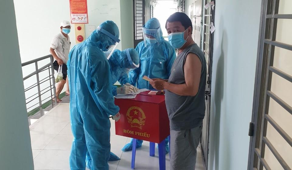 “Đến 19h hôm nay, tất cả các cử tri bỏ phiếu xong, chúng tôi sẽ khui thùng phiếu sát khuẩn bằng tia cực tím, kiểm phiếu và đưa kết quả về tổ bầu cử số 3 của phường Hòa Thọ Tây”, ông Thể cho biết.