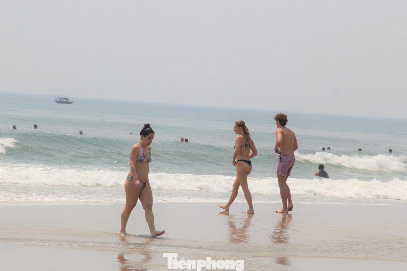 Trao đổi với Tiền phong, BQL bán đảo Sơn Trà và các bãi biển du lịch Đà Nẵng cho hay, để an toàn cho người dân và du khách, BQL đã tăng cường 100% lực lượng cứu hộ trực tại các bãi tắm trọng điểm và duy trì tuần tra từ 4h30–19h00 hằng ngày. Duy trì hoạt động tại 2 bãi tắm đêm từ 19h đến 22h00, tại khu vực bãi biển phía Bắc Công viên Biển Đông và khu vực Bãi biển đêm Mỹ An.