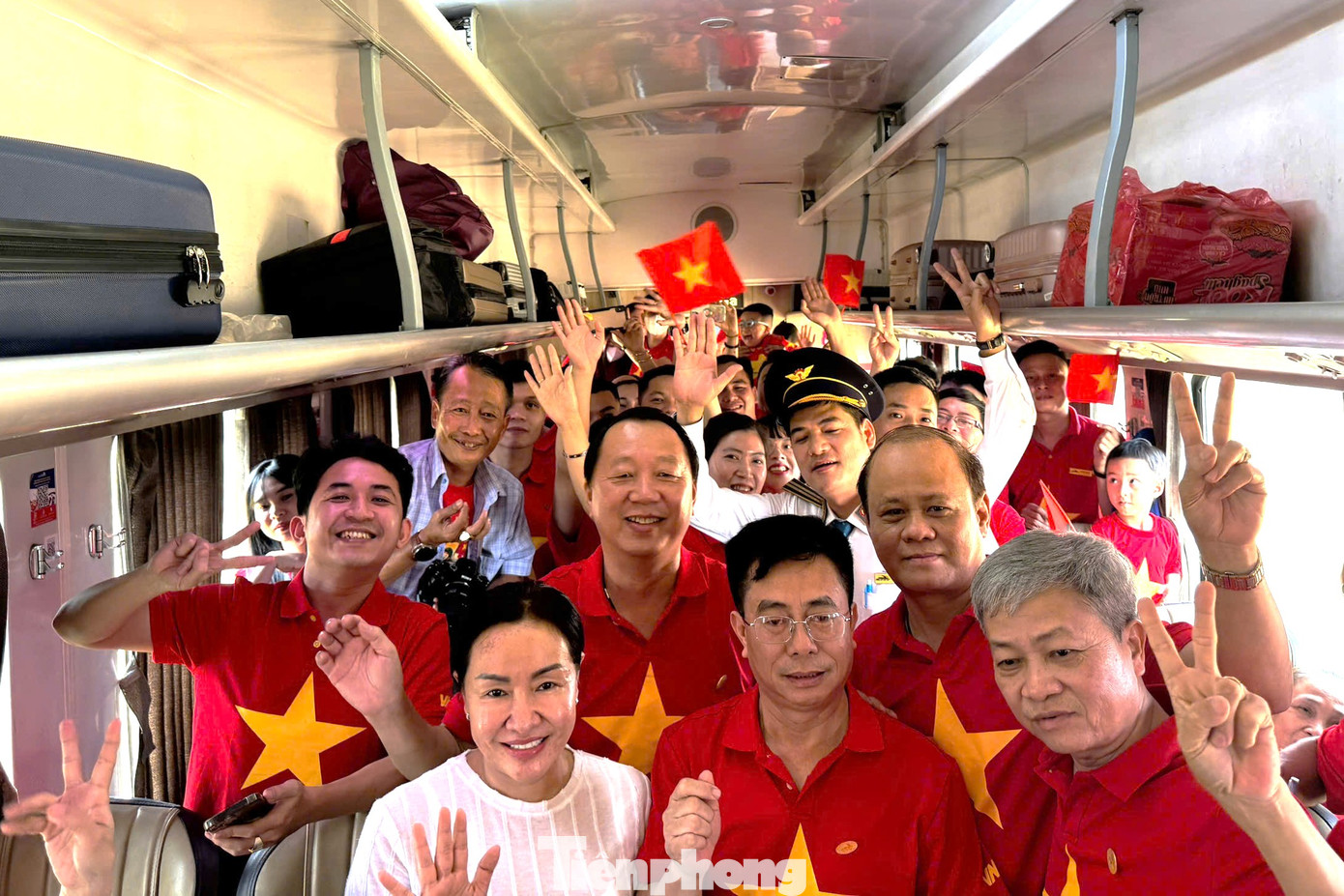 Những hành khách trên chuyến tàu lịch sử đi từ hai miền Nam Bắc trong ngày hội thống nhất non sông.