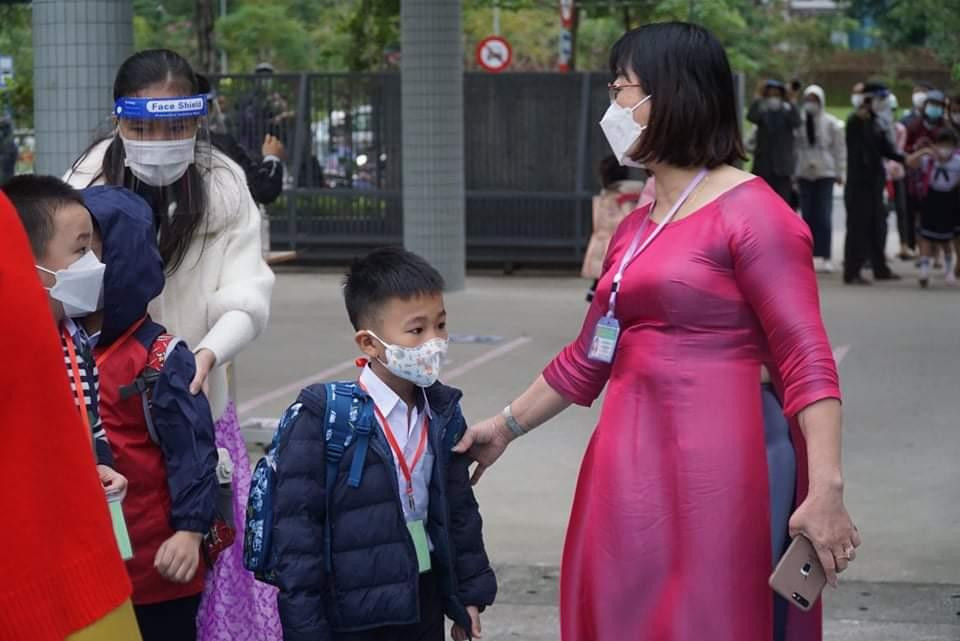 Trong khi có em háo hức, muốn vào bên trong trường gặp bạn, gặp cô... nhưng cũng có em còn rụt rè, bỡ ngỡ