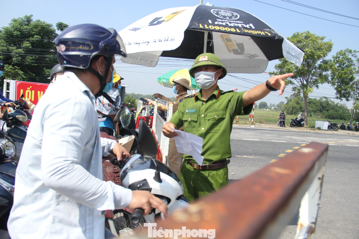 Nếu không có xét nghiệm sẽ buộc quay đầu. Như vậy khi về lại Đà Nẵng, chốt kiểm soát cũng yêu cầu người dân phải có xét nghiệm âm tính trong vòng 72 giờ mới được cho vào lại thành phố. Vì vậy lực lượng chức năng tại chốt yêu cầu người dân viết cam kết, ra khỏi chốt mà quay về phải có giấy xét nghiệm.