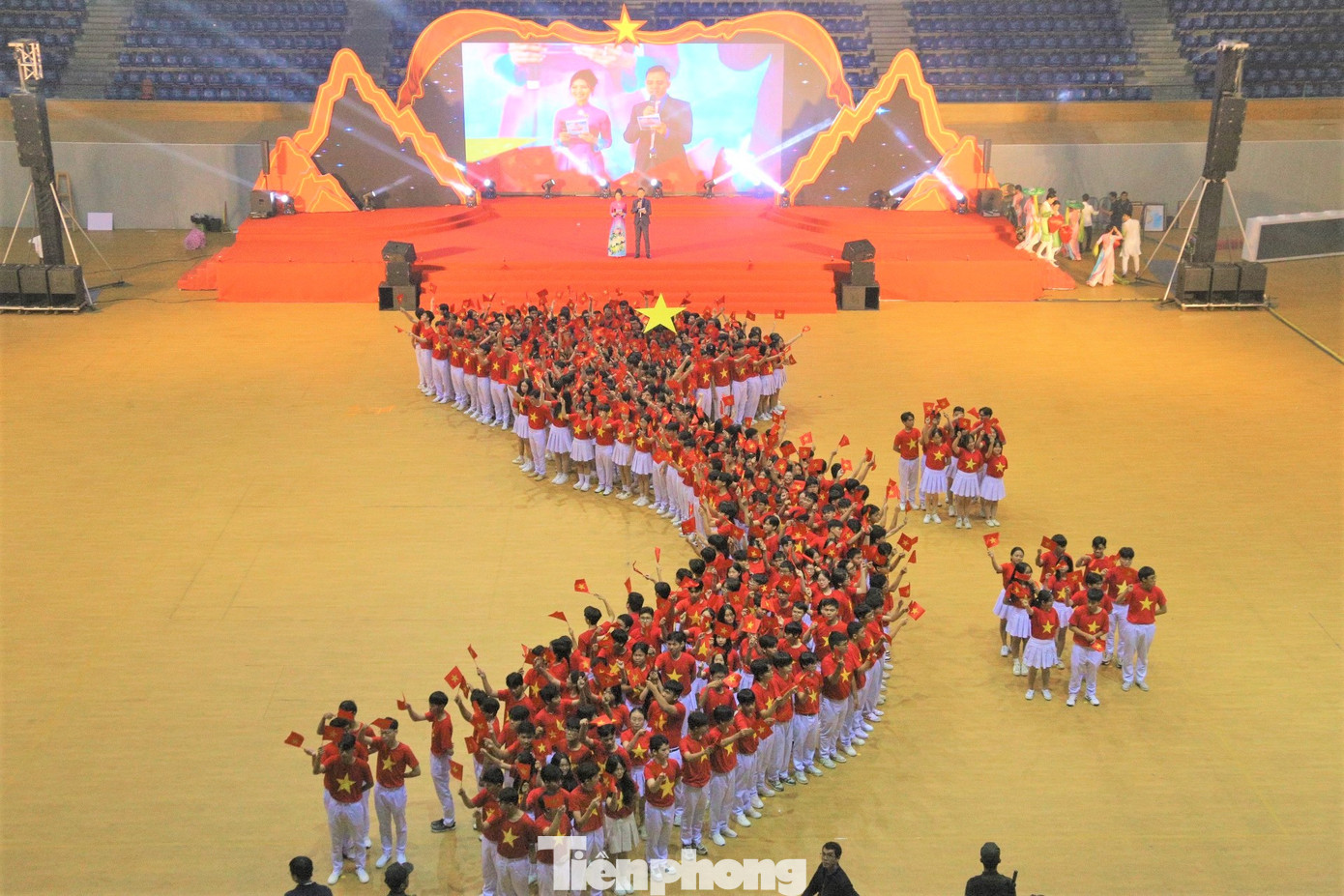 Đoàn viên thanh niên, học sinh Đà Nẵng xếp hình bản đồ Tổ quốc tại lễ phát động.