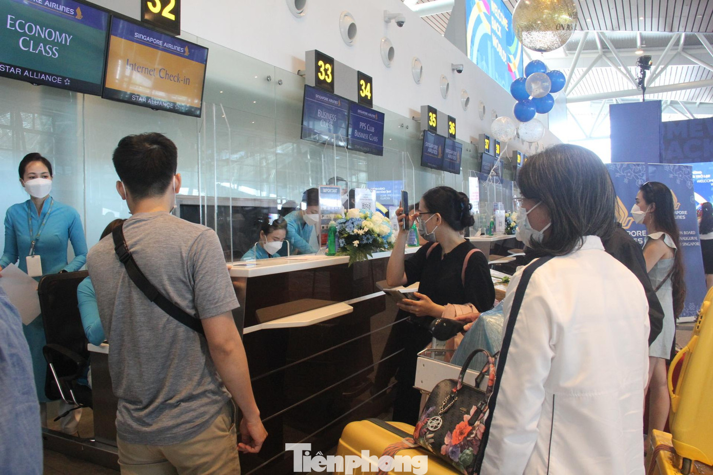 Hành khách làm thủ tục tại sân bay Đà Nẵng. Hành khách làm thủ tục tại sân bay Đà Nẵng.