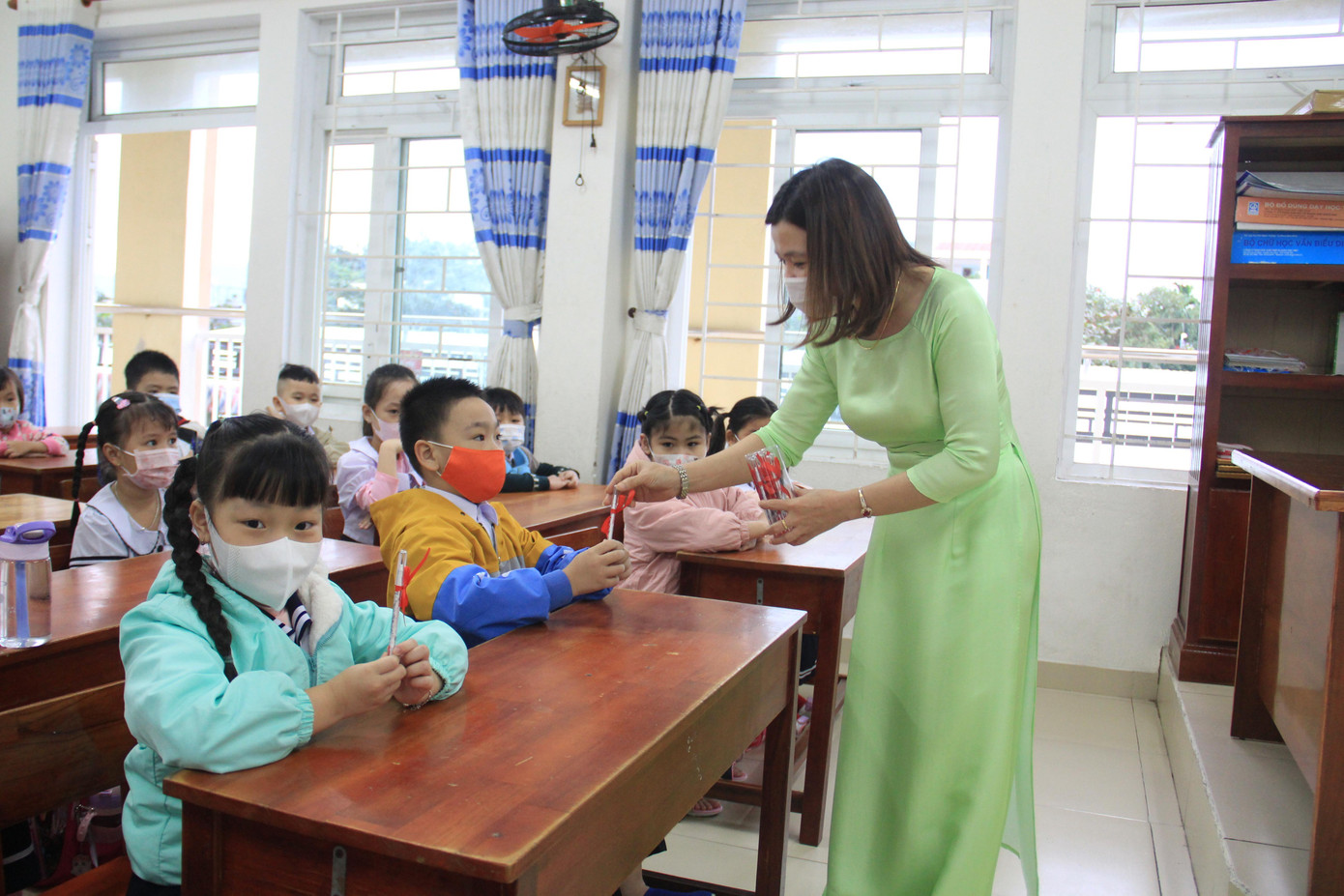 Số lượng học sinh, giáo viên bị nhiễm COVID-19 ngày một nhiều, gây khó khăn cho việc dạy học trực tiếp. Ảnh: Thanh Trần. Số lượng học sinh, giáo viên bị nhiễm COVID-19 ngày một nhiều, gây khó khăn cho việc dạy học trực tiếp. Ảnh: Thanh Trần.