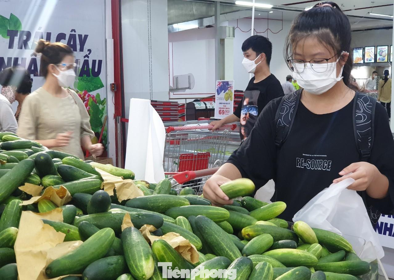 Người dân khi tham gia các hoạt động được phép mở cửa lại phải đảm bảo các điều kiện như 5K, có mã QR...
