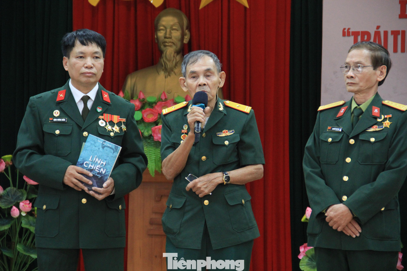 Nhà văn Đặng Vương Hưng (bìa trái) cùng các cựu binh nói về tác phẩm "Lính chiến".