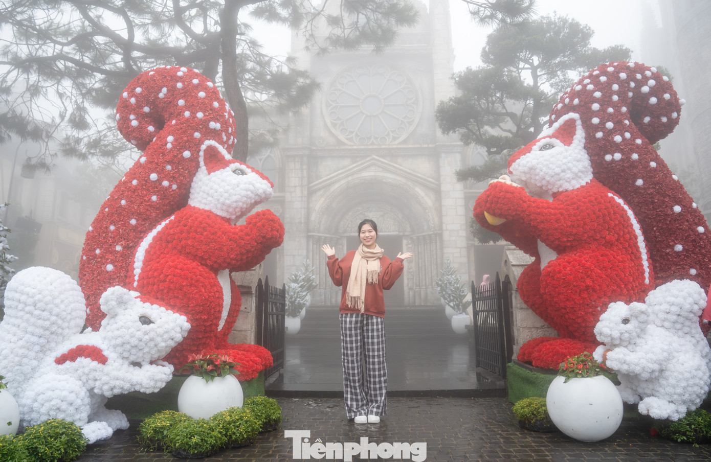 Khu du lịch Bà Nà trên núi cao những ngày qua thời tiết lạnh cùng sương mù khiến nhiều người thích thú. Nơi này trang trí Giáng sinh rất nhiều khu vực.