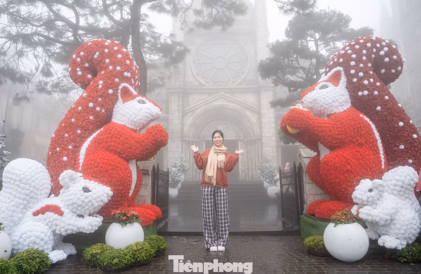 Khu du lịch Bà Nà trên núi cao những ngày qua thời tiết lạnh cùng sương mù khiến nhiều người thích thú. Nơi này trang trí Giáng sinh rất nhiều khu vực.