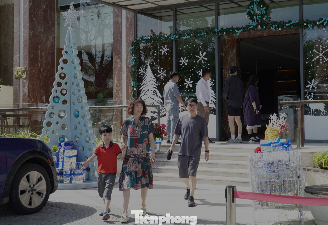 Các khách sạn đã "lên đồ" từ rất sớm. Anh Nguyễn Đình Giang - quản lý một khách sạn tại quận Ngũ Hành Sơn cho hay du khách khi tới khách sạn đã rất bất ngờ vì thấy từ sân, sảnh, quầy lễ tân, thang máy... đều ngập tràn không khí Noel. "Hầu như khách nào cũng thích thú check-in với cây thông, ông già Noel", anh kể.