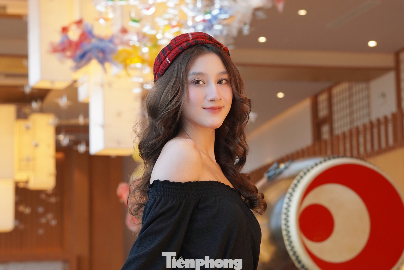 Các khách sạn đã "lên đồ" từ rất sớm. Anh Nguyễn Đình Giang - quản lý một khách sạn tại quận Ngũ Hành Sơn cho hay du khách khi tới khách sạn đã rất bất ngờ vì thấy từ sân, sảnh, quầy lễ tân, thang máy... đều ngập tràn không khí Noel. "Hầu như khách nào cũng thích thú check-in với cây thông, ông già Noel", anh kể.