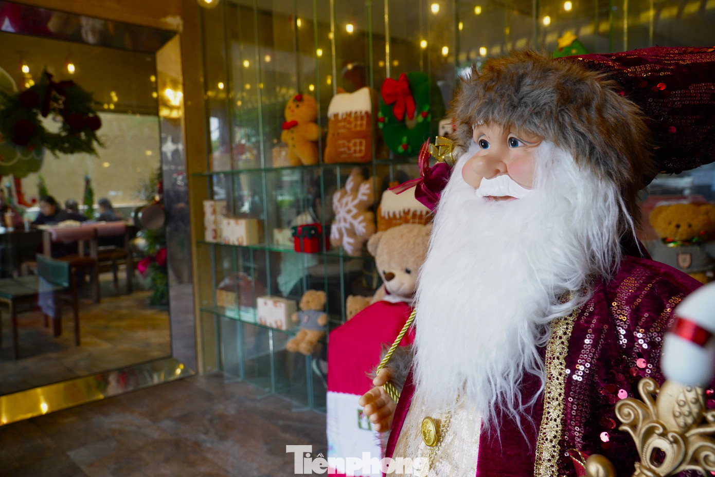 Bà Nguyễn Thị Hoài An - Phó Giám đốc Sở Du lịch chia sẻ, điểm nhấn của lễ hội là cuộc diễu hành “Vui cùng ông già Noel” từ phố đi bộ Bạch Đằng đến cây thông ánh sáng (bờ Tây cầu Rồng) kết hợp đồng diễn nhảy và hát với sự tham gia hưởng ứng đồng diễn của các doanh nghiệp du lịch, người dân và du khách trong trang phục Giáng sinh.