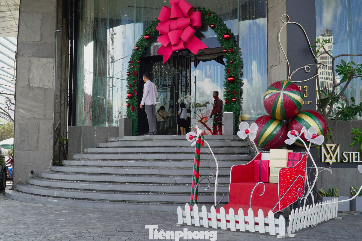 Các khách sạn đã "lên đồ" từ rất sớm. Anh Nguyễn Đình Giang - quản lý một khách sạn tại quận Ngũ Hành Sơn cho hay du khách khi tới khách sạn đã rất bất ngờ vì thấy từ sân, sảnh, quầy lễ tân, thang máy... đều ngập tràn không khí Noel. "Hầu như khách nào cũng thích thú check-in với cây thông, ông già Noel", anh kể.