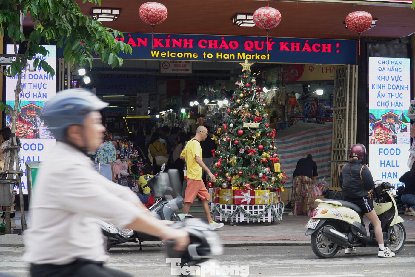 Chợ Hàn cũng đã chuẩn bị cây thông ngay cổng chính để hòa cùng không khí Noel, làm nơi check-in cho du khách.