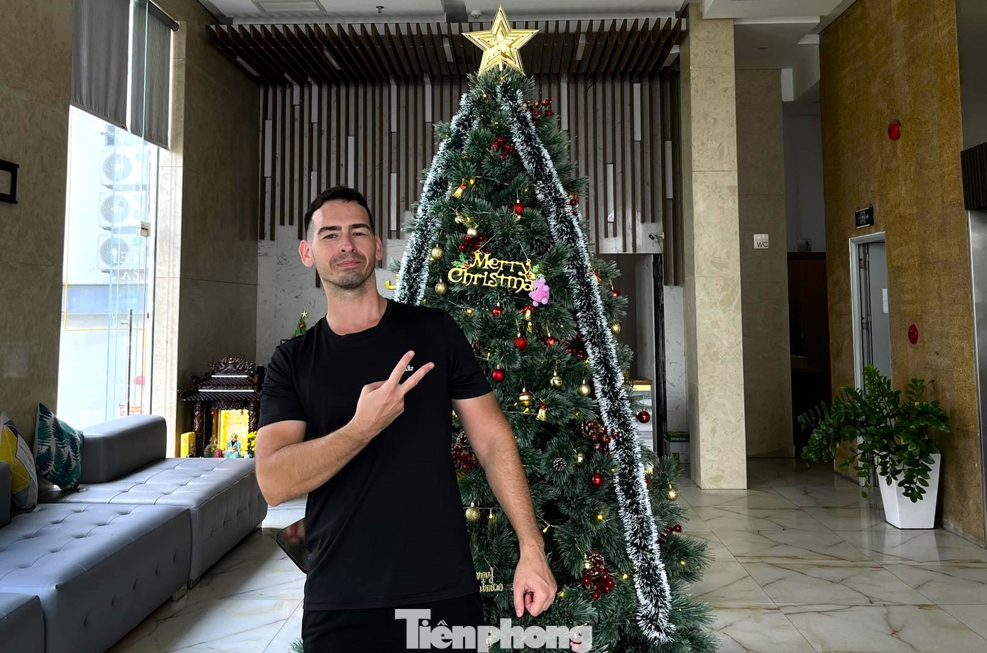 "Khắp nơi đều chuẩn bị rất chu đáo, rộn ràng. Đi đâu cũng thấy trang trí Giáng sinh, đặc biệt ở các quán cà phê. Nếu có tuyết, chắc hẳn ngày lễ sẽ chẳng khác gì ở phương Tây”, anh Adrian Lukasz (Ba Lan) chia sẻ.