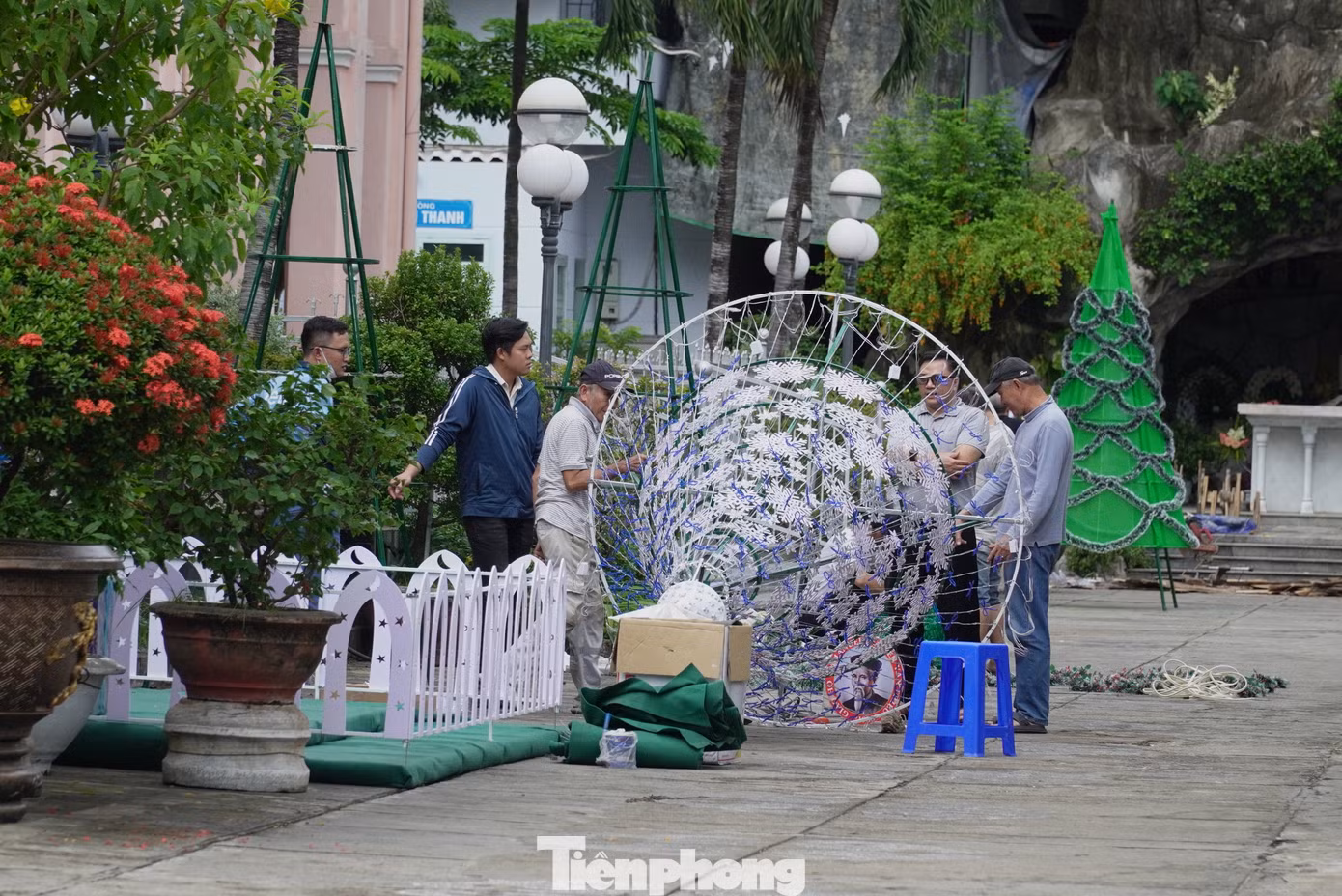Nhà thờ chính tòa Đà Nẵng, thường được gọi là Nhà thờ Con Gà đang tất bật chuẩn bị cây thông Noel cho đại lễ. Đây là nơi du khách chen chân mỗi mùa Noel.