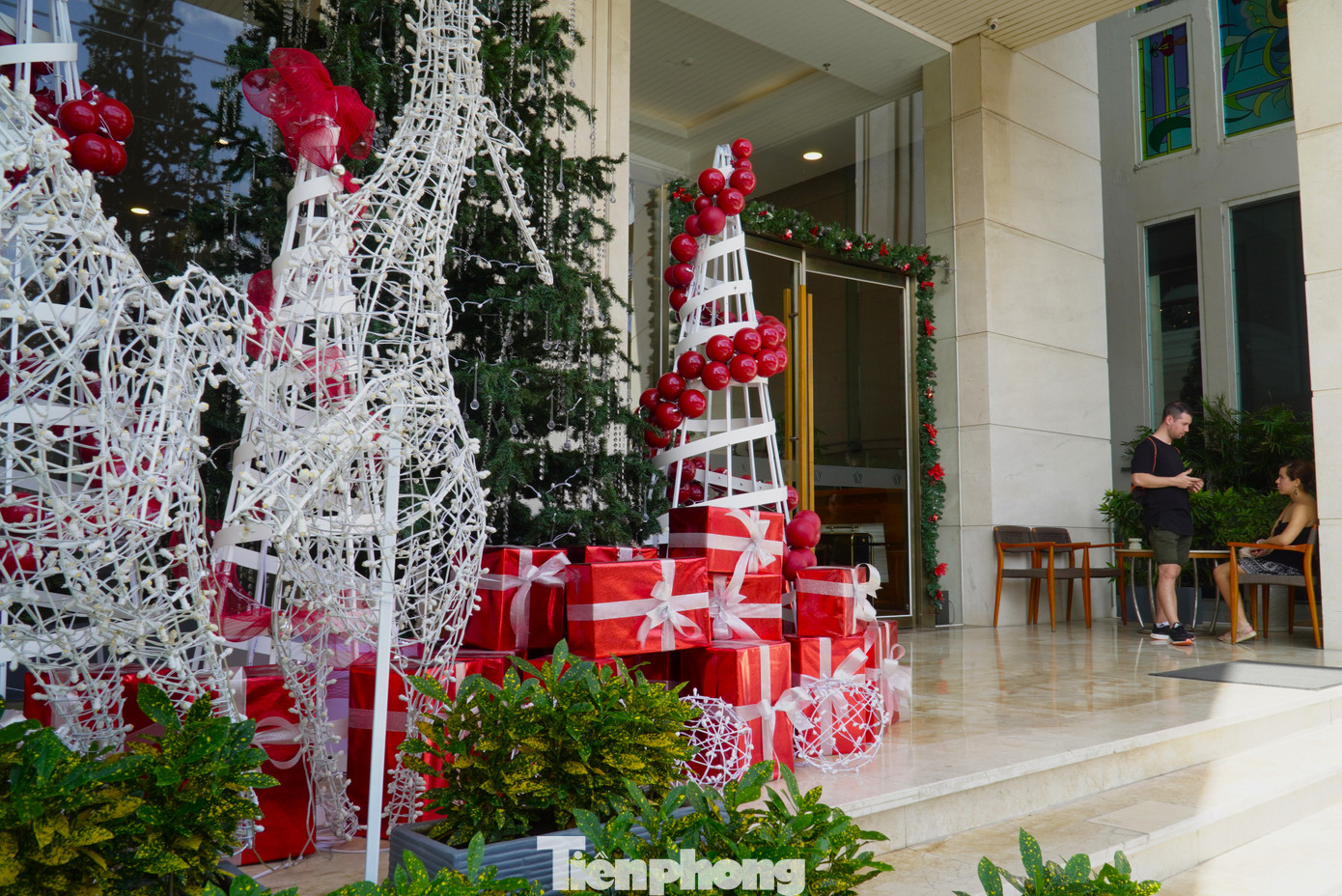 Cây thông, hộp quà... với 3 màu sắc chủ đạo đỏ, trắng, xanh được các khách sạn trang hoàng ngay tiền sảnh. Đại diện một khách sạn ven biển cho hay, Giáng sinh là ngày lễ lớn nên khách sạn rất chú trọng.