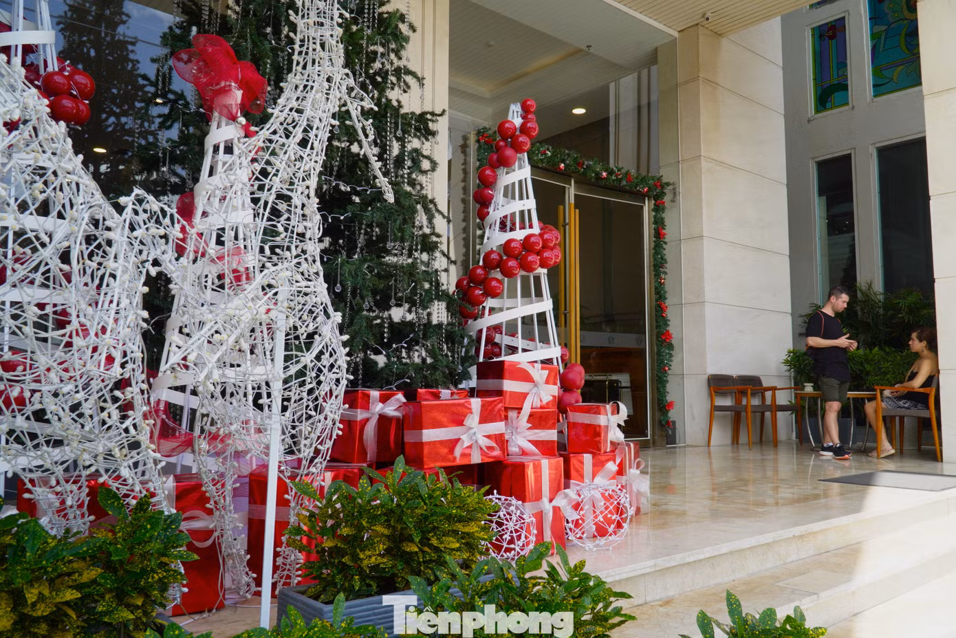 Cây thông, hộp quà... với 3 màu sắc chủ đạo đỏ, trắng, xanh được các khách sạn trang hoàng ngay tiền sảnh. Đại diện một khách sạn ven biển cho hay, Giáng sinh là ngày lễ lớn nên khách sạn rất chú trọng.