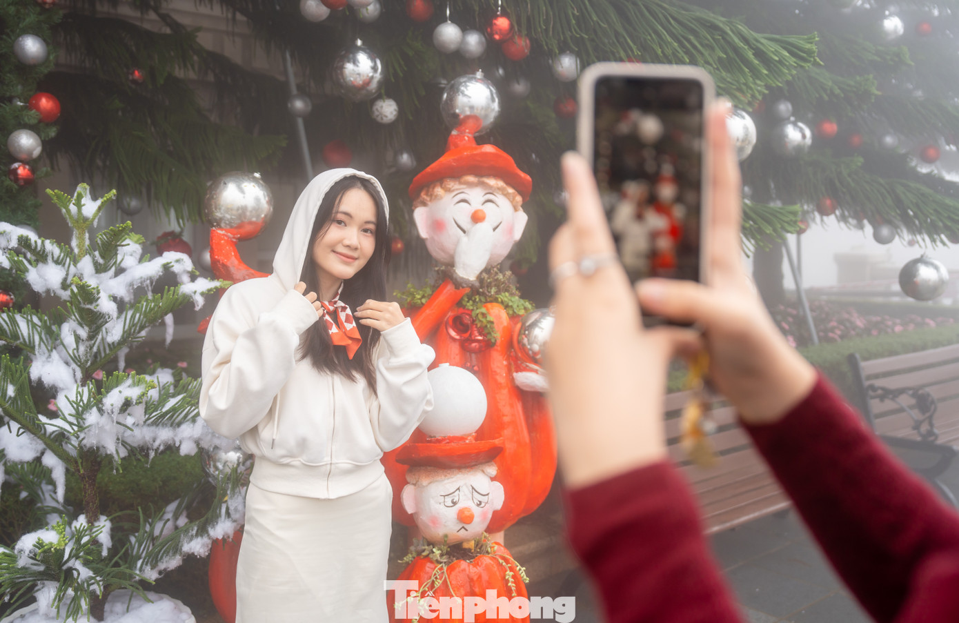 Chị Nguyễn Thúy Hồng (TP Hồ Chí Minh) chia sẻ rất ấn tượng với khung cảnh và không khí trên núi cao. "Tôi có cảm giác như đang ở xứ lạnh, đón Giáng sinh ở nước ngoài. Tôi đã chụp rất nhiều ảnh đẹp. Năm sau, tôi sẽ dẫn người thân ra đây đúng dịp Noel để "thưởng thức" không khí lạnh và không khí Giáng sinh ở đây vì ở miền Nam nóng quanh năm", chị cho hay.