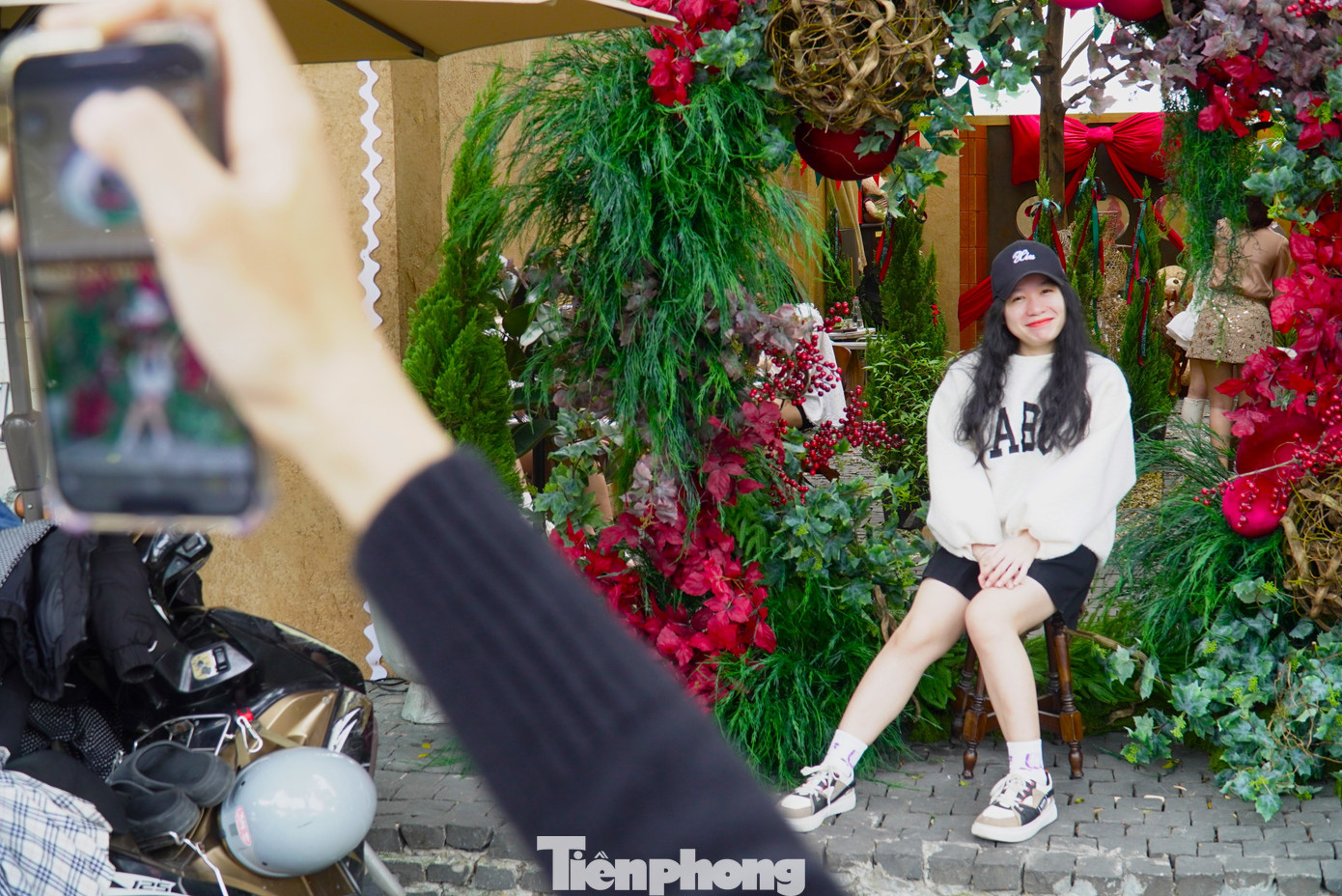 Nhiều quán cà phê trang trí Giáng sinh từ tháng 11 để thu hút khách.