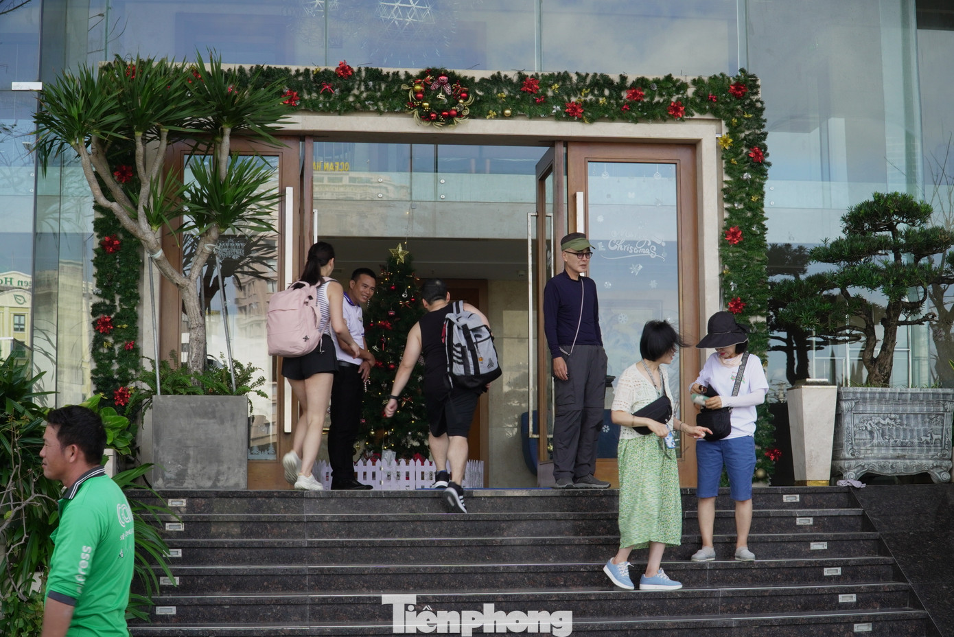 Cuối năm là thời điểm khách quốc tế đến Đà Nẵng tăng cao. Ảnh: Thanh Hiền.