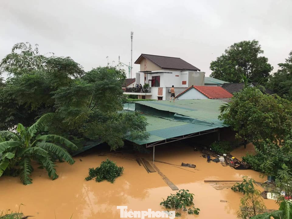 Mưa lũ gây ngập hàng loạt nhà dân ở miền Trung. (Ảnh: Thanh Trần).