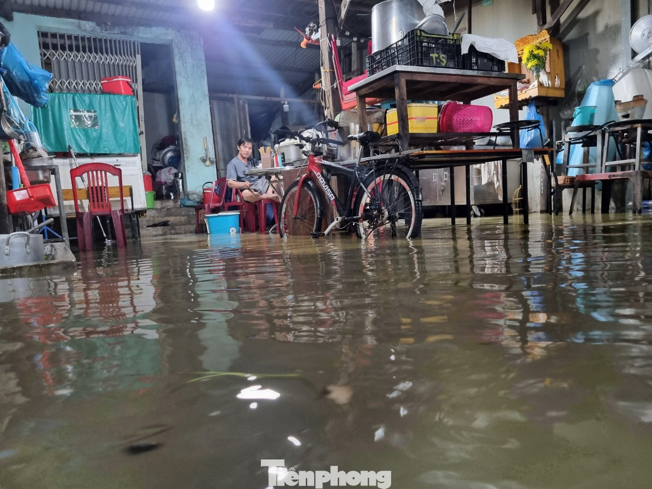 Những hộ kinh doanh buôn bán "bó gối" vì nước bủa vây.