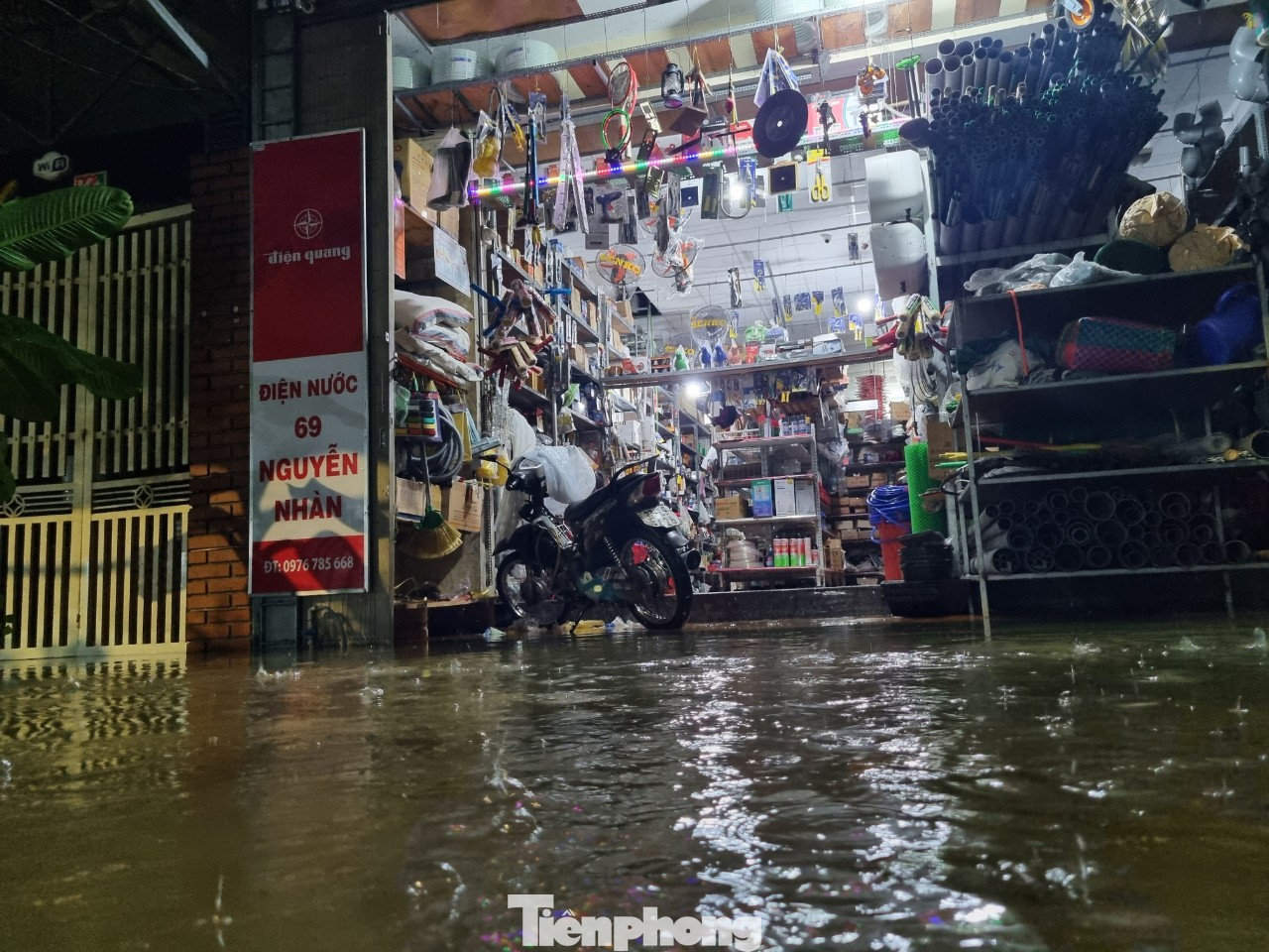 Những hộ kinh doanh buôn bán "bó gối" vì nước bủa vây.