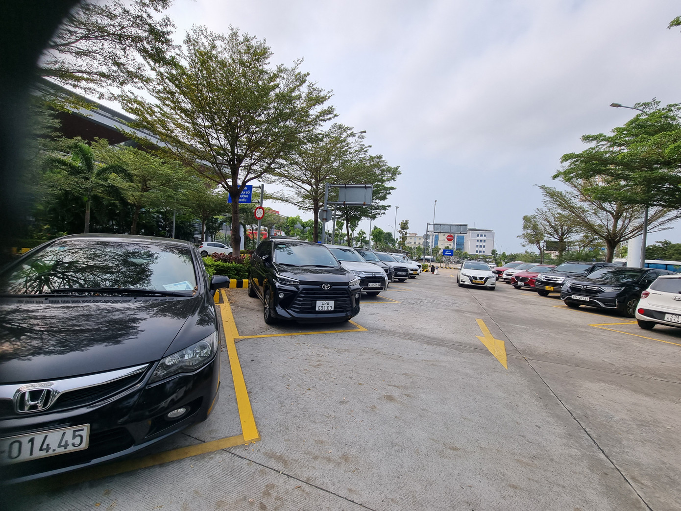 Khu vực đỗ xe tại sân bay Đà Nẵng. Khu vực đỗ xe tại sân bay Đà Nẵng.