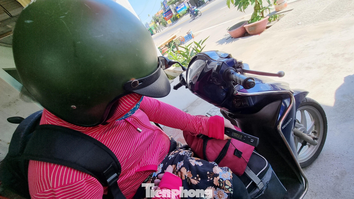 Hai thùng sữa chất lên xe, bắt đầu hành trình 30km về lại Đà Nẵng. Chị Hương kinh nghiệm, sau khi nhận sữa, phải nhanh chóng di chuyển để sữa không bị rã. Nhất là trong điều kiện trời nắng nóng. Hai thùng sữa chất lên xe, bắt đầu hành trình 30km về lại Đà Nẵng. Chị Hương kinh nghiệm, sau khi nhận sữa, phải nhanh chóng di chuyển để sữa không bị rã. Nhất là trong điều kiện trời nắng nóng.