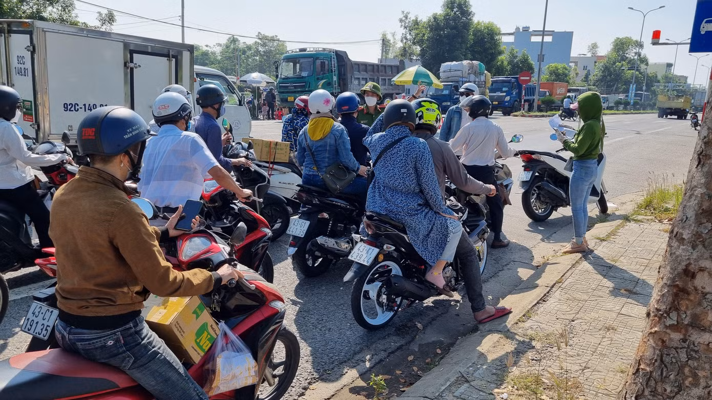 Theo quy định, đối với chuyên gia, người lao động tại TP Đà Nẵng vào Quảng Nam có nhu cầu đi và về trong ngày, phải cam kết thực hiện đi và về trên một tuyến đường cố định, khai báo y tế tại chốt kiểm soát phòng chống dịch, hạn chế tiếp xúc với cộng đồng và thực hiện nghiêm các quy định 5K.