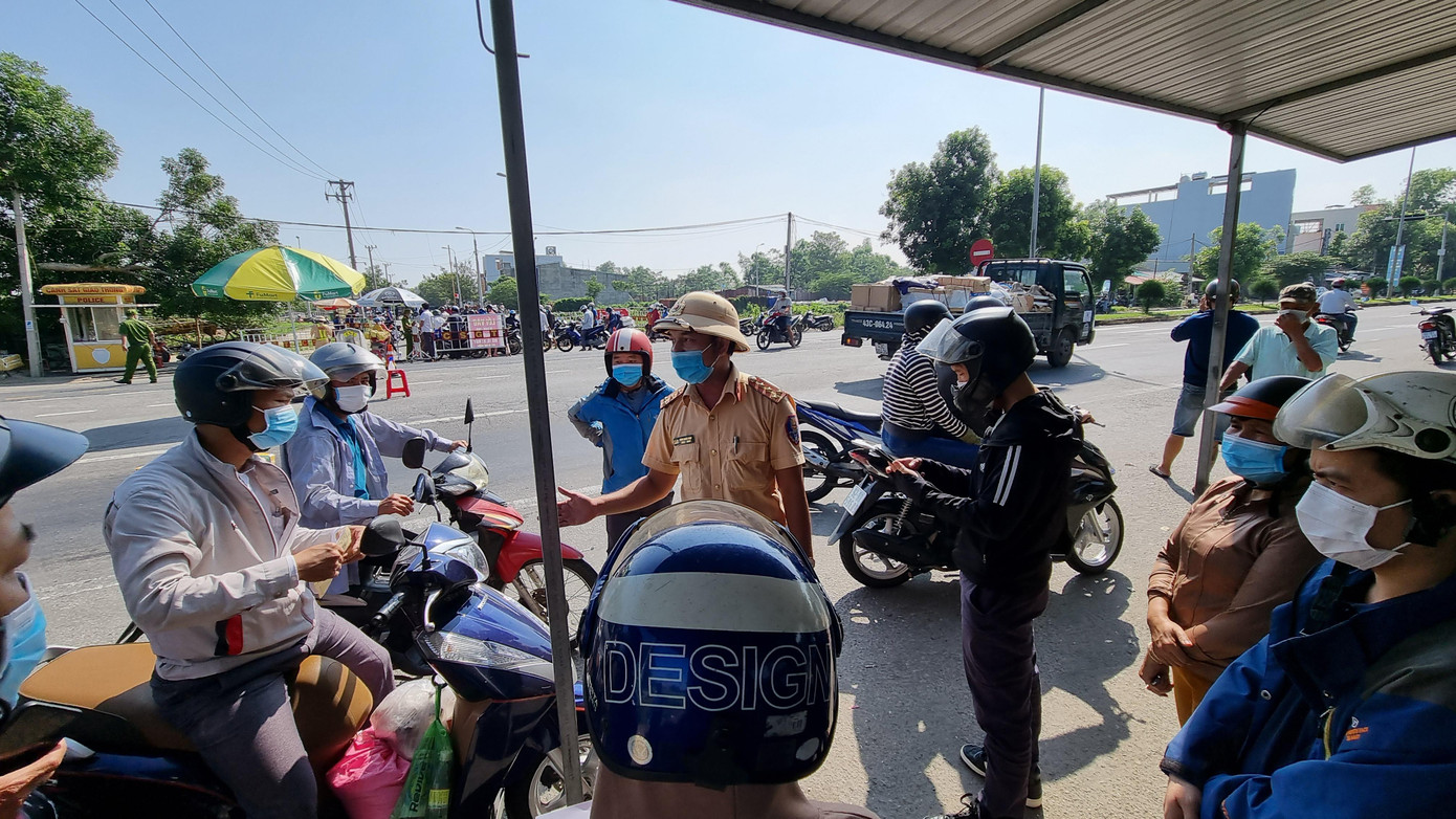 Trong đó, phần lớn thiếu giấy xét nghiệm có kết quả âm tính trong vòng 72 giờ. Lực lượng chức năng tại các chốt giải thích rõ, người dân có thể qua chốt ở Đà Nẵng, nhưng khi đi vào chốt Quảng Nam yêu cầu phải có giấy xét nghiệm âm tính trong vòng 72 giờ mới được vào tỉnh.