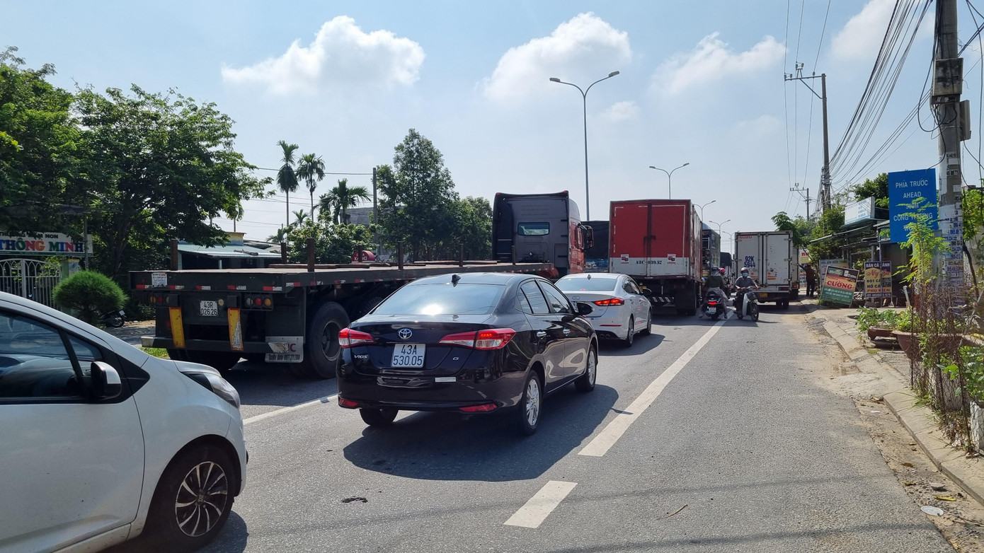 Người từ Đà Nẵng vào Quảng Nam ở lại, ngoài các biện pháp phòng chống dịch trên cần tự theo dõi sức khỏe, không hạn chế đi lại đối với trường hợp tiêm đủ 2 liều vắc xin phòng COVID-19, liều cuối cùng phải ít nhất 14 ngày và không quá 12 tháng hoặc được chữa khỏi bệnh COVID-19, phải có giấy xét nghiệm âm tính và giấy xác nhận khỏi bệnh hoặc giấy ra viện.