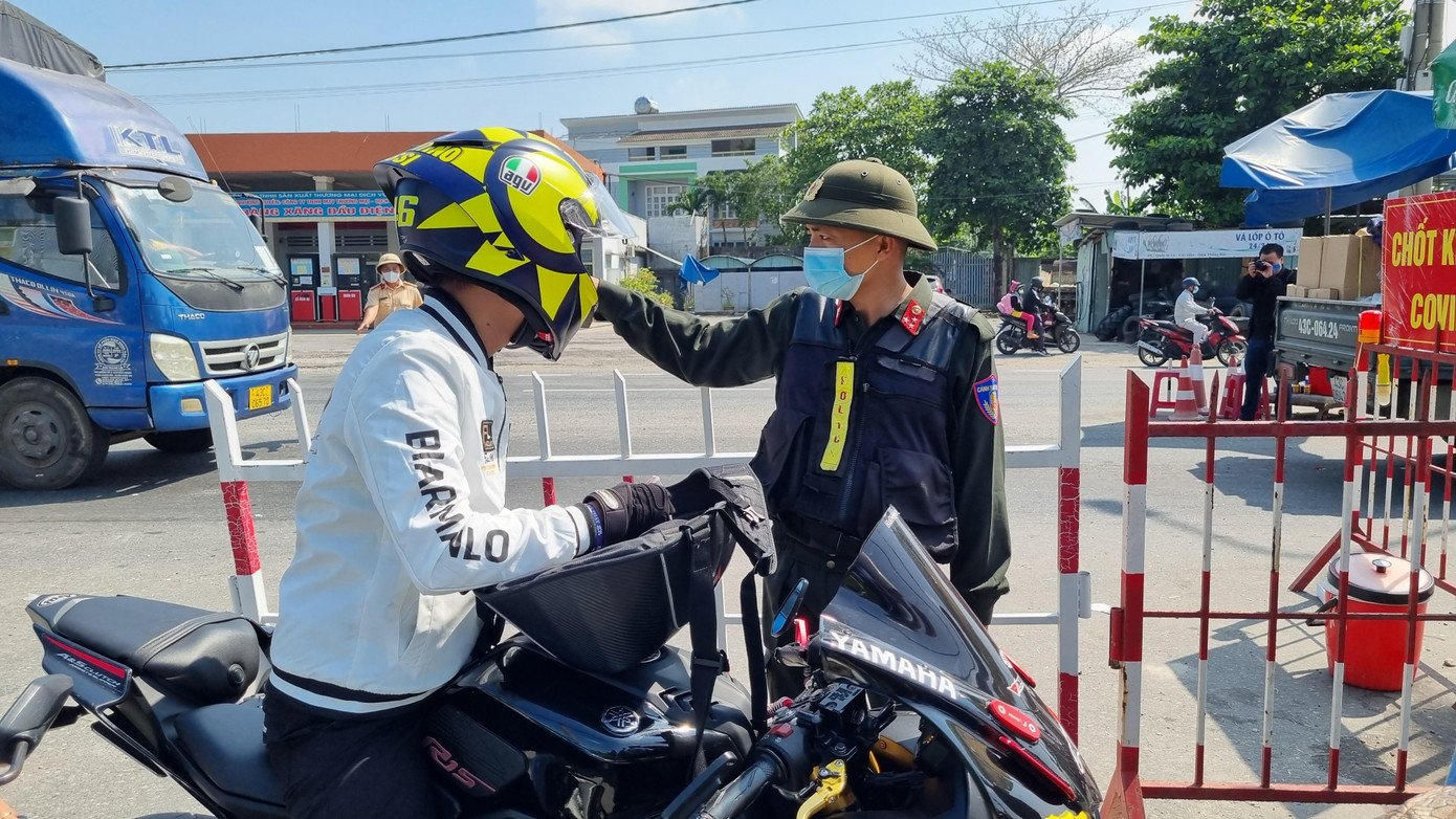 Với người dân từ Quảng Nam ra Đà Nẵng và trở về, phải thực hiện các quy định phòng dịch của Đà Nẵng, cam kết và nghiêm túc thực hiện đi, về trên một tuyến đường cố định, khai báo y tế tại chốt kiểm soát. Khi về lại Quảng Nam, phải hạn chế tiếp xúc với người khác, theo dõi sức khỏe.